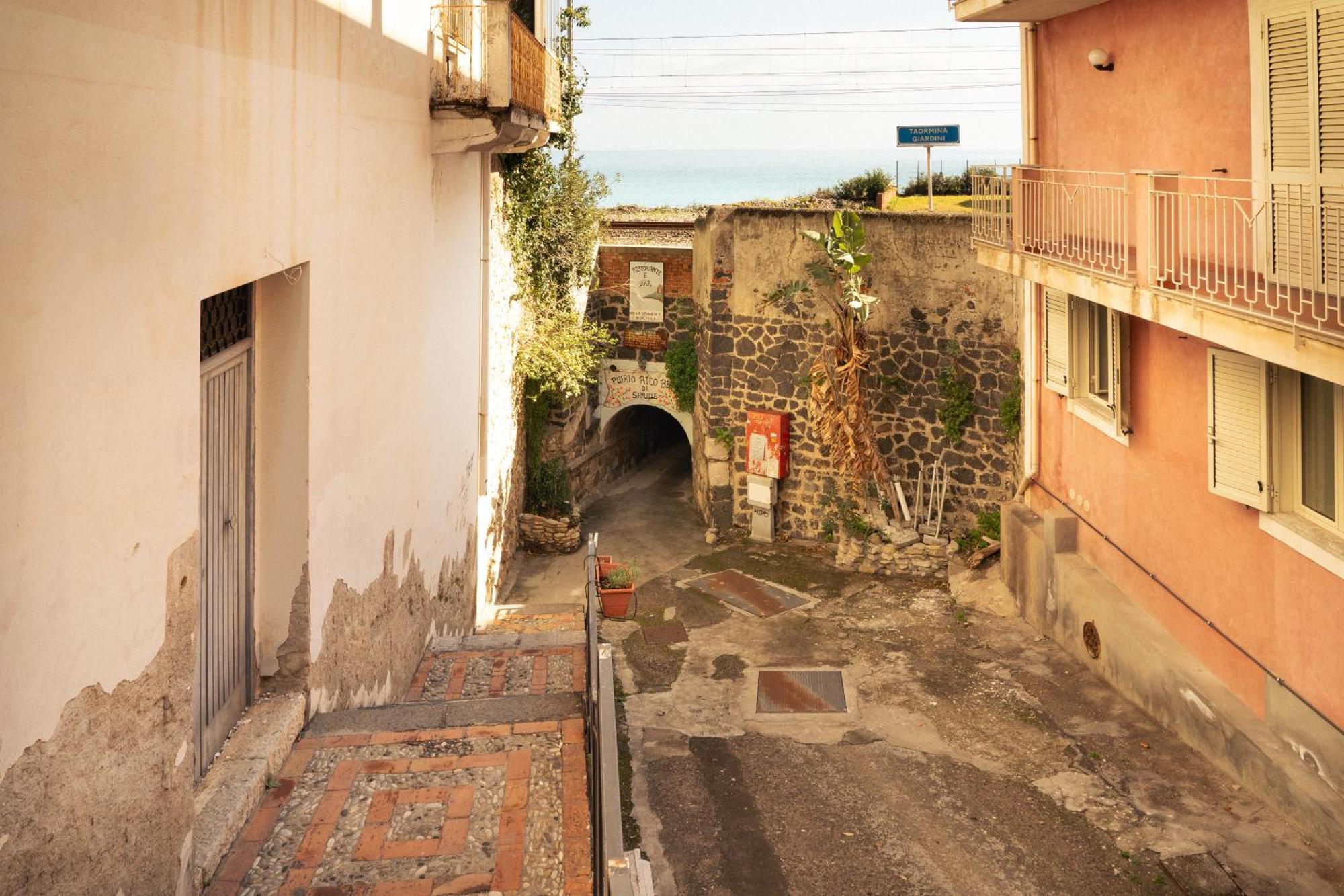 Johnny'S Suites Taormina Beach Bay Екстериор снимка